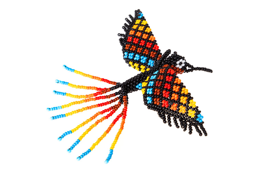 Handwerklich hergestellte Kolibri-Figur aus Kunststoffperlen © Technisches Museum Wien 