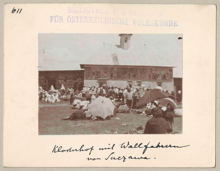 ichael Haberlandt: Klosterhof mit Wallfahrern von Suczawa, Bukowina, 1890er © Volkskundemuseum Wien 