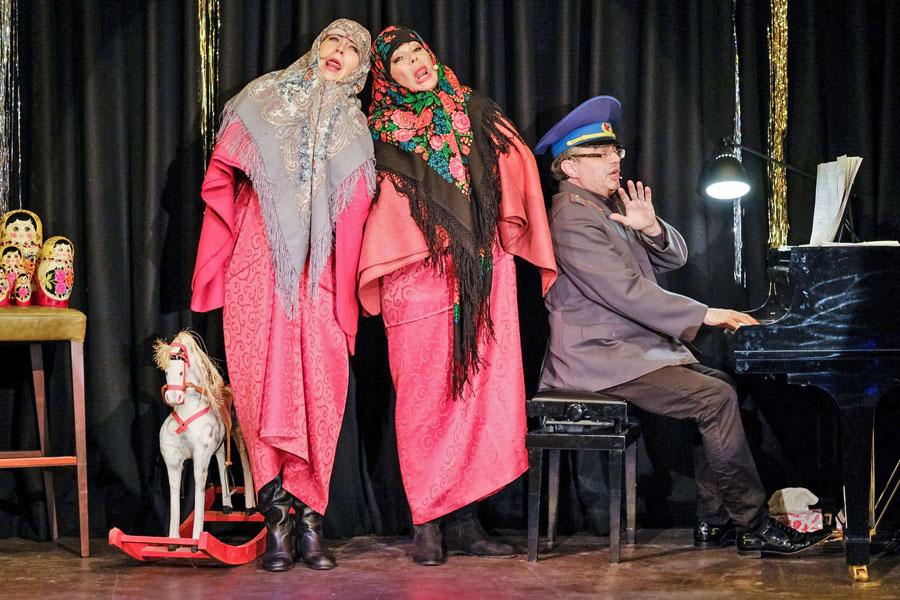 Ekaterina Krylova, Tamara Trojani als Babuschka, Konstantin Schenk am Klavier © Schönbrunner Stöckl 
