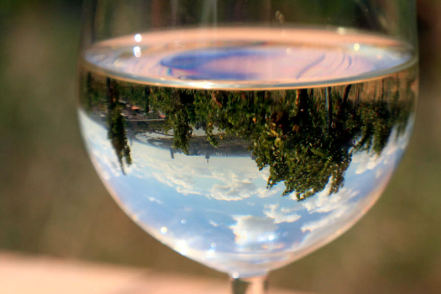 Blick durchs Weinglas auf die Wiener Weingärten