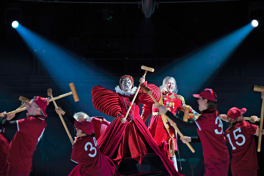 Mandy Fredrich (Herzkönigin), Levente Páll (Herzkönig), Arnold Schönberg Chor © Matthias Baus