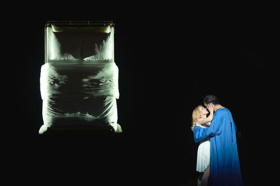 Vera-Lotte Boecker (Calisto), Milan Siljanov (Giove) © Matthias Baus