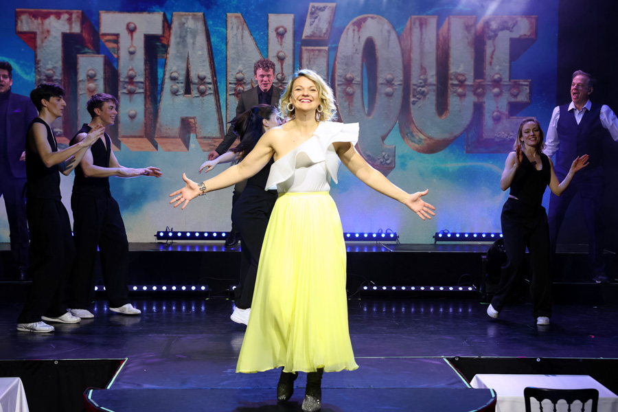 Tanja Petrasek mit Ensemble © Katharina Schiffl