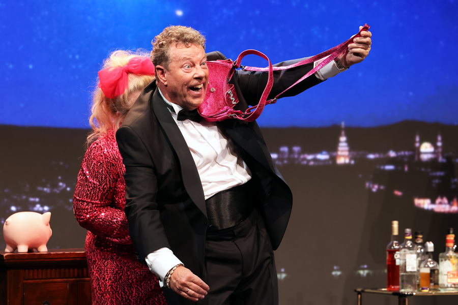 Herbert Steinböck (Andre Rieu), Susanna Hirschler (Arschgeige) © Katharina Schiffl
