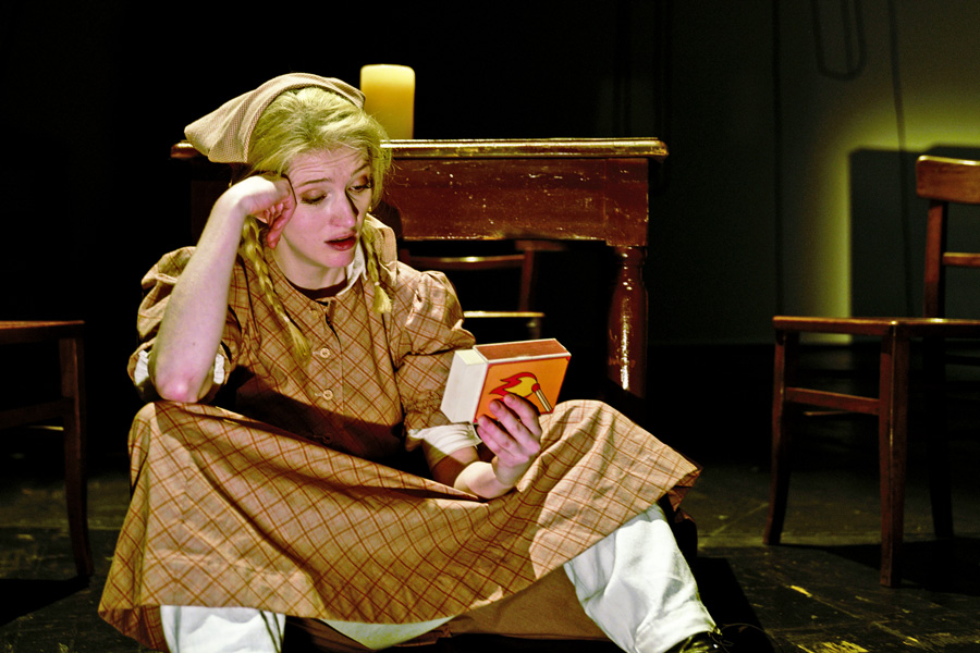 Rebecca Lindauer mit Gulliver in der Zündholzschachtel © Tommy Hetzel