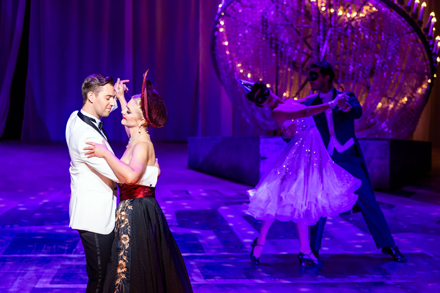 Maximilian Mayer, Nina Bezu © Christian Husar/Bühne Baden