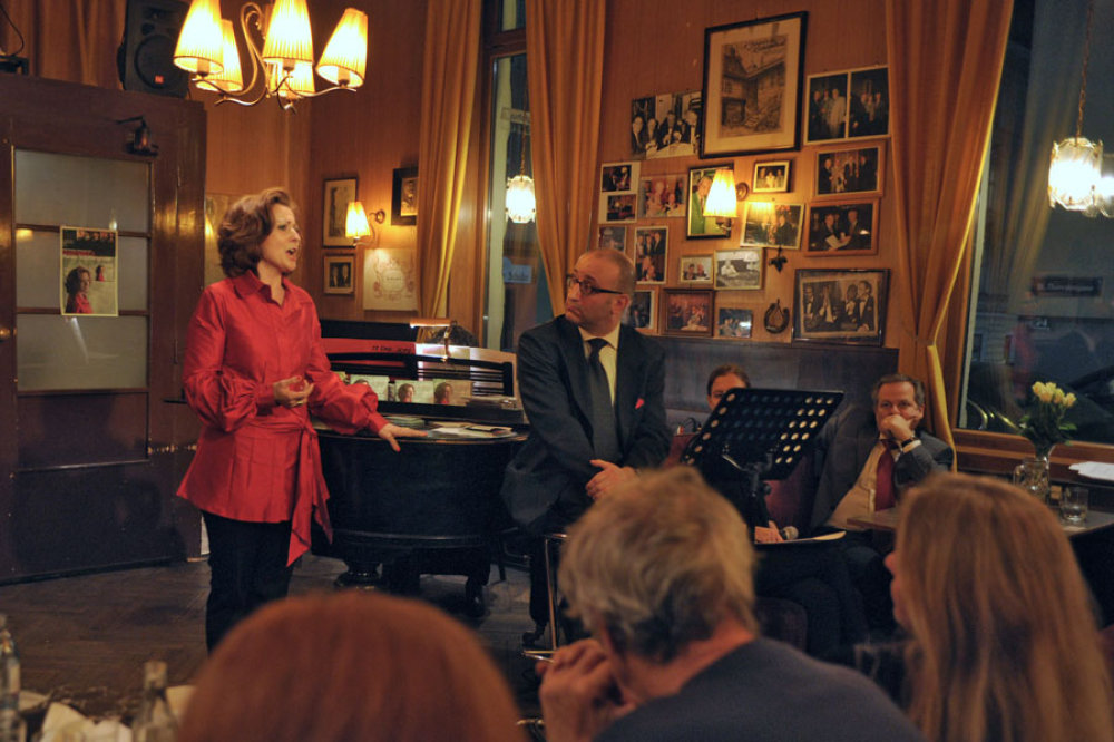 Bei der Präsentation im Café Schmid Hansl: Rneée Schüttengruber und Robert Kolar © Wolfgang Mayer