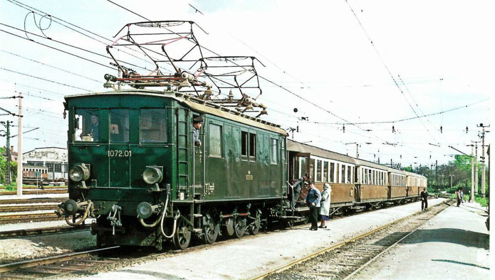 Personenzug 4820 mit 1072.01 am 3. Mai 1959 im Bahnhof Schwechat