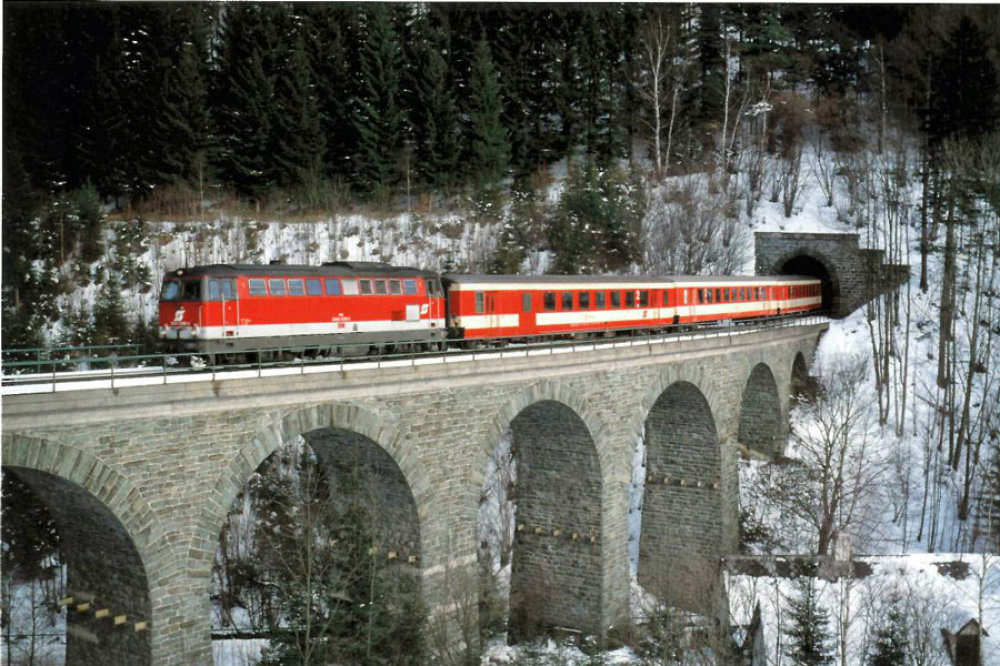 Lok 2043038 mit Eilzug 1943 am 15.01.1995 über das Ungerbach-Viadukt II