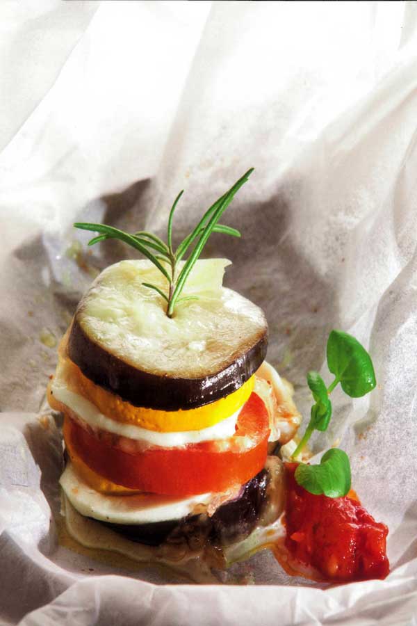 Auberginen-Zucchini-Mille-feuille mit Tomatencoulis S 14, Foto Michael Rathmayer