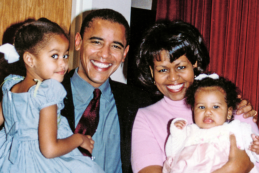 Barack und Michelle Obama und ihre Töchter, Malia und Sasha, bei Sashas Taufe.*