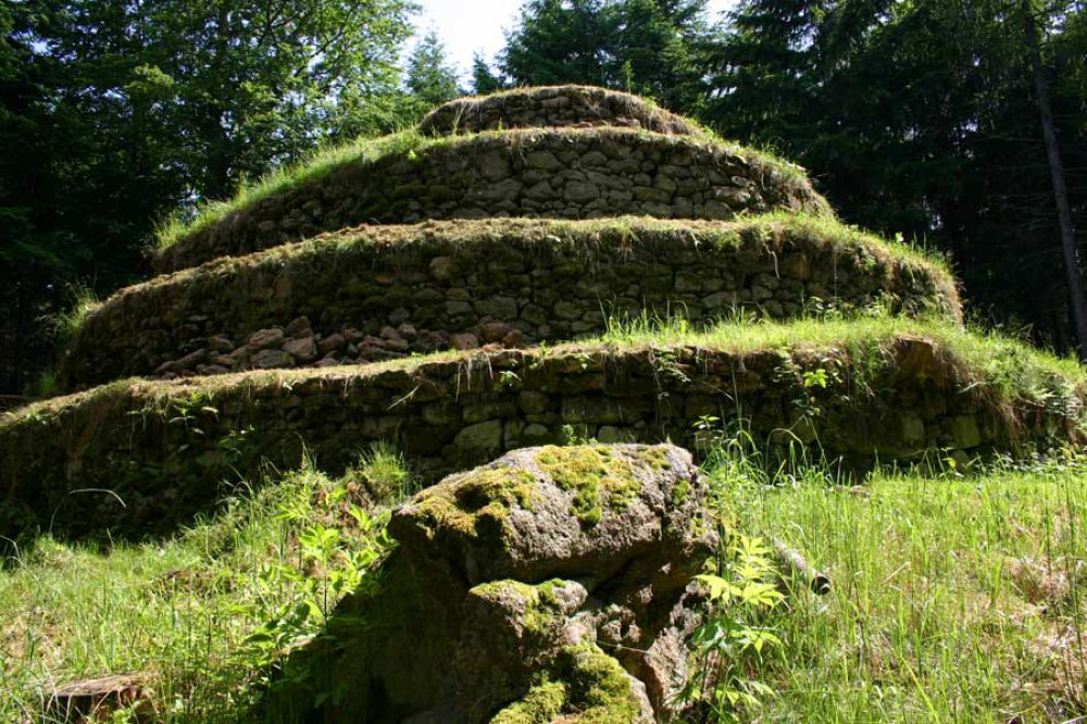 Steinpyramide in der Kraftarena von Groß Gerungs