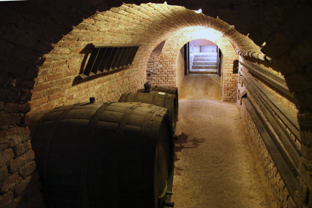 Weinkeller auf dem Freigelände des Museums Vino Versum