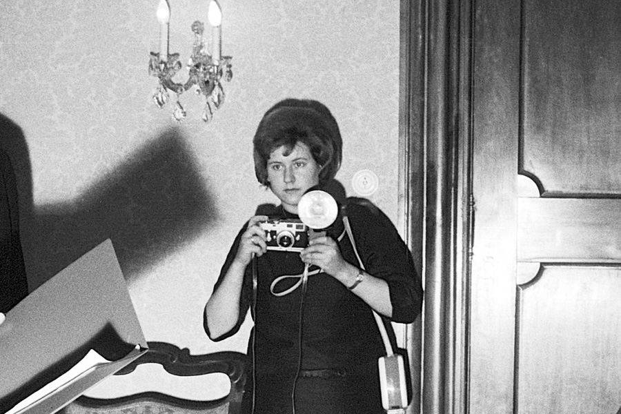 Erika Blaschka mit Kamera, um 1968, Privatbesitz 
