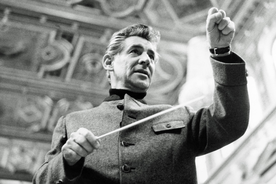 Bernstein dirgiert im Trachtenjanker © Hist. ARchiv Wr. Philharmoniker