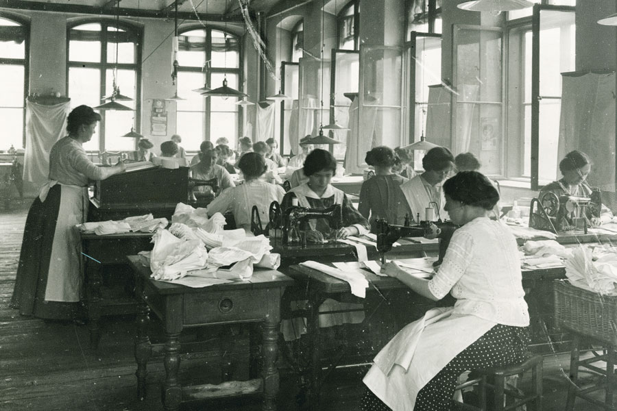 Weißnäherinnen bei der Anfertigung von Hemdkrägen, um 1910  © Technisches Museum Wien/Archiv 