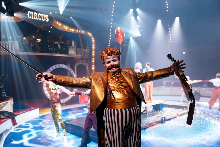 Clown OriolO als goldener Schani © Victoria Nazarova