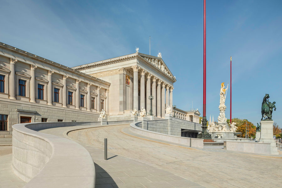 Renovierte Fassade. Blick über die Rampe zum Portikus © Parlamentsdirektion/Hertha Hurnaus