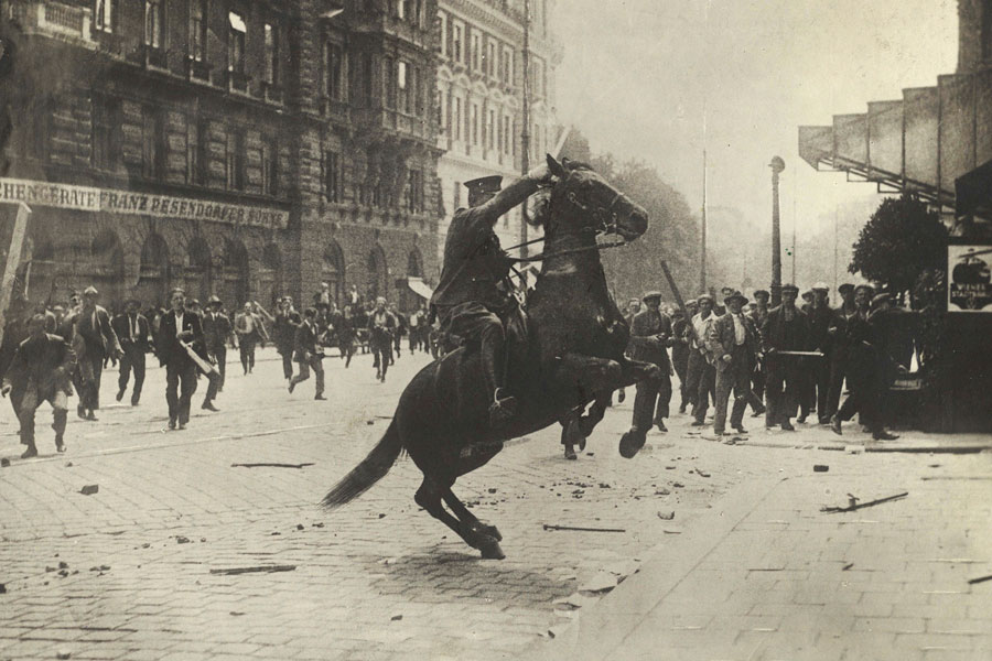 Berittene Polizei beim Justizpalastbrand 1927 Unbekannter Fotograf