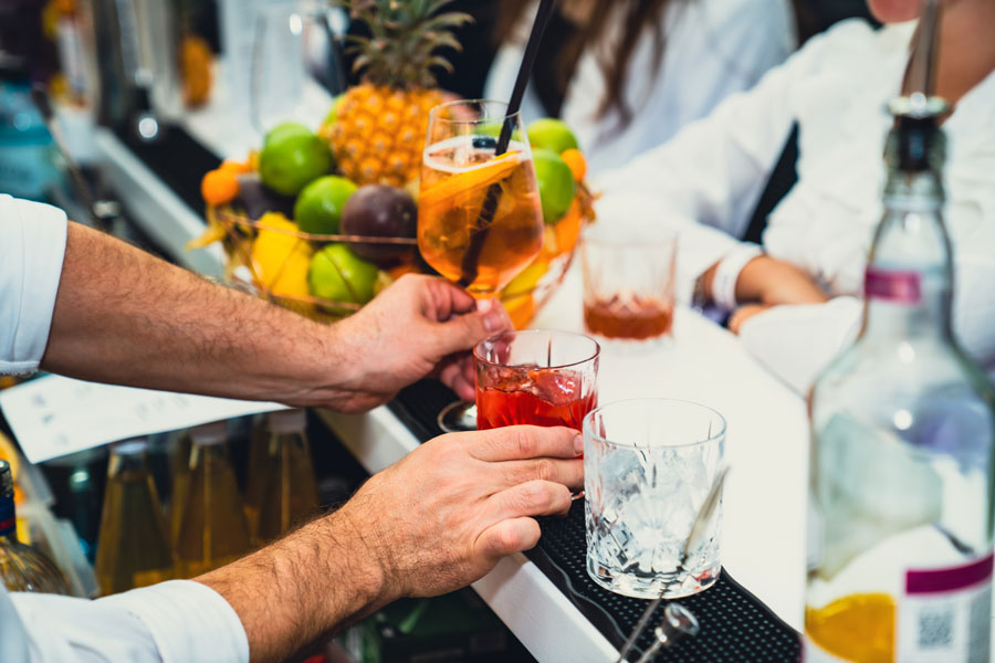 Großer Andrang bei neuen Cocktail-Kreationen © Kirill Lialin