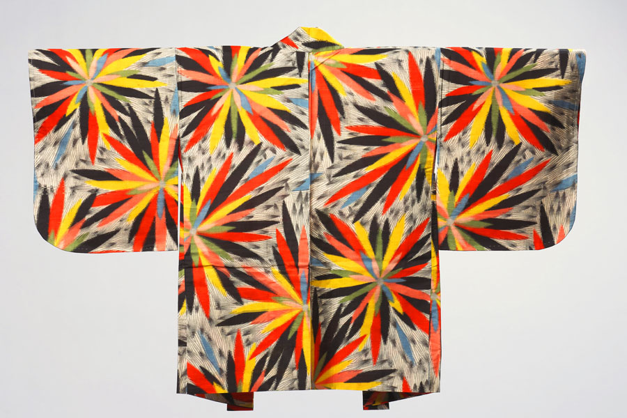 Meisen-Haori mit floralem bzw. feuerwerksähnlichem Motiv im Muster, Japan, 1920-1960 © MAK / Christi