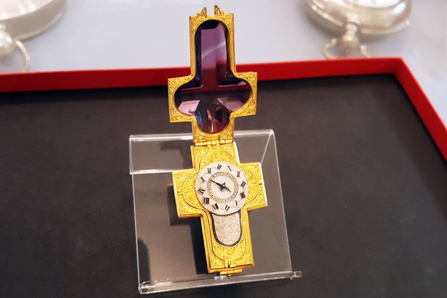 Die Uhr im Amethystkreuz