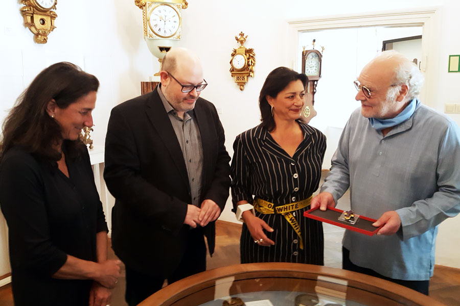 Christina Schwarz, Matti Bunzl, Veronica Kaup-Hasler und Simon Bull bei der Übergabe