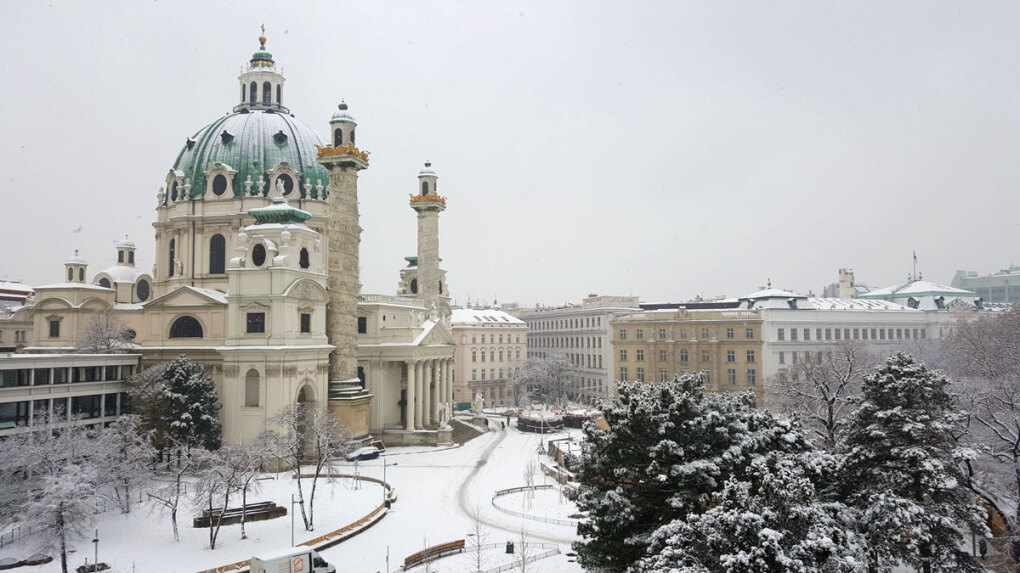 Karlsplatz im Winter, von der Terrasse des neuen Wien Museums aus gesehen