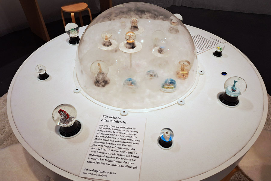 Ausstellungsansicht Winter in Wien mit Schneekugeln