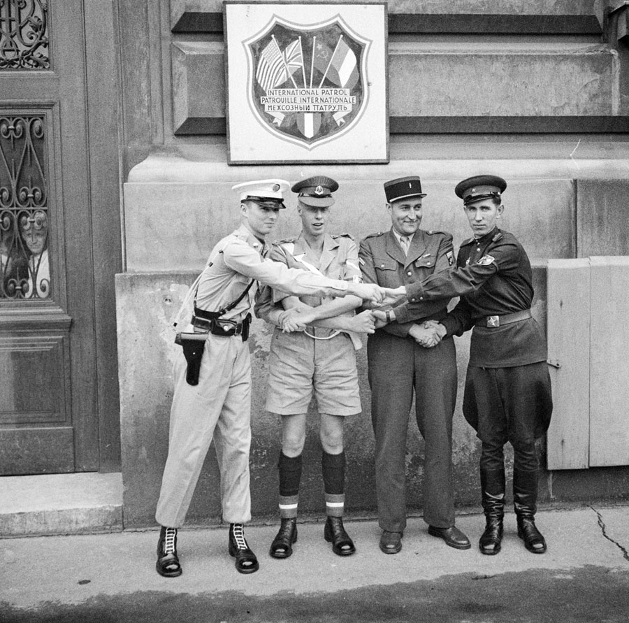United States Information Service (USIS), Interalliierte Militärpatrouille vor ihrem Hauptquartier, 