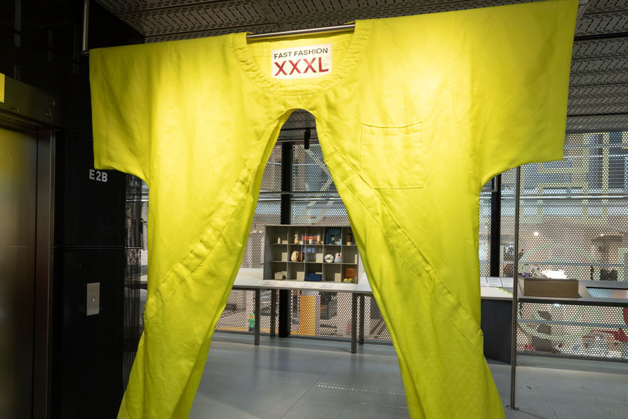 Ein T-Shirt als Eingang zum Bereich „Textil“ © Technisches Museum Wien