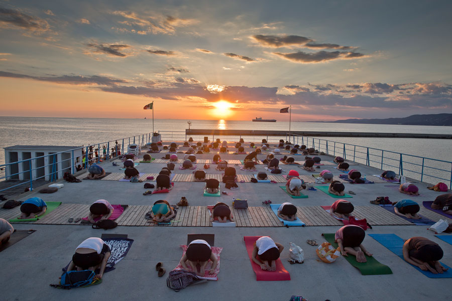 Yoga-Stunde im Bagno Ausonia © Georges Desrues