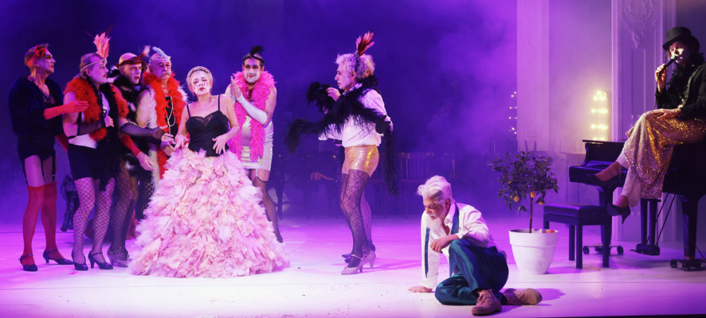 Leonce und Lena, Ensemble © Moritz Schell Leonce und Lena, Ensemble © Moritz Schell