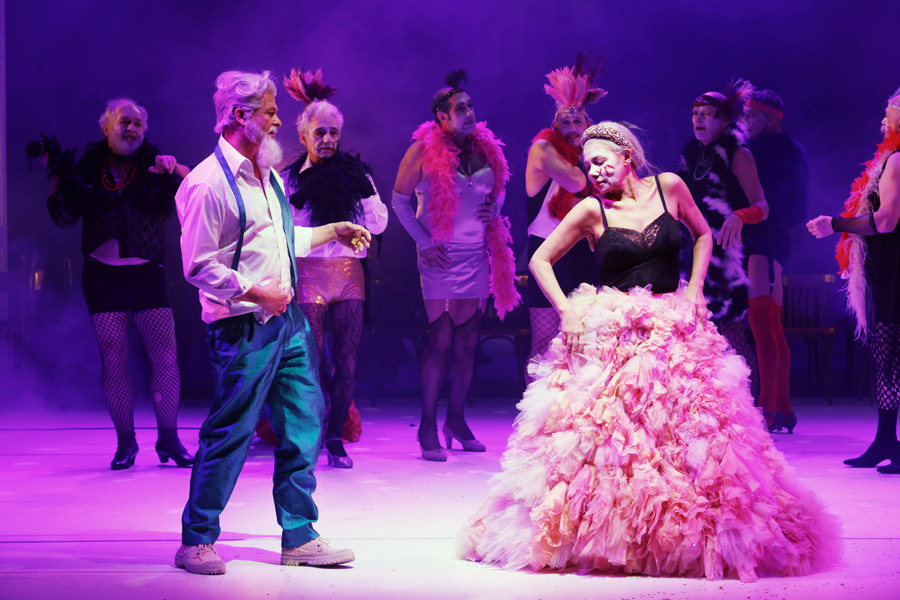 Michael Dangl, Sandra Cervik, Ensemble © Moritz Schell Michael Dangl, Sandra Cervik, Ensemble © Moritz Schell