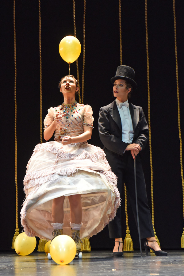 Laura Laufenberg (Agnès), Emilia Rupperti (Uranie) © Alexi Pelekanos