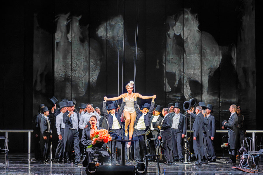 Annette Dasch, Alexandre Beuchat, Ensemble © Monika Rittershaus/Volksoper Wien 
