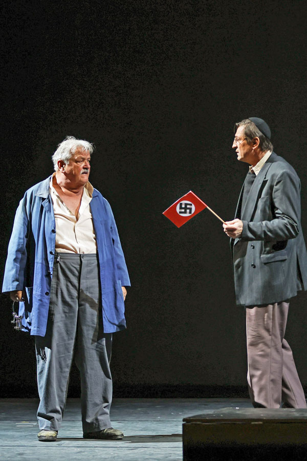 Gerhard Ernst (Der Bühnenmeister), Andreas Patton (Ossip Rosental) © Barbara Pálffy/Volksoper Wien