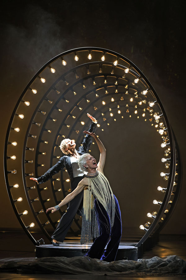 Sona MacDonald (Carlotta Campion), Melanie Böhm (Junge Carlotta) © Barbara Pálffy / Volksoper Wien