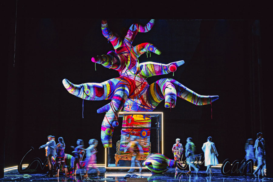 Ensemble und seltsame Erscheinung © Marco Sommer / Volksoper Wien 