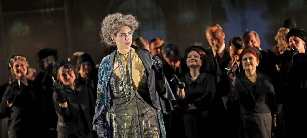 Annette Dasch (Alma Mahler-Gropius-Werfel), Chor der Volksoper Wien © Barbara Pálffy/Volksoper Wien