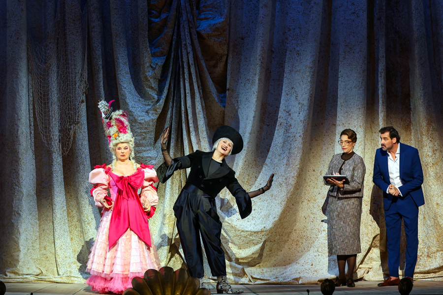 Petra Massey (Sally Sullivan), Lucy Hopkins (Gillian Gilbert), Katharina Pizzera (Maria Ritt)