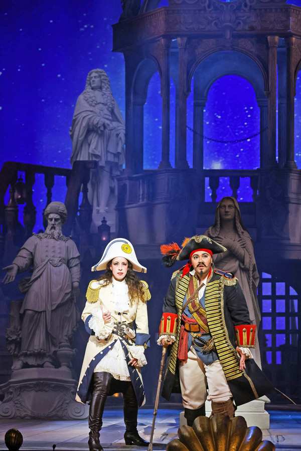 Johanna Arrouas (Ruth), Katia Ledoux (Piratenkönig) © Barbara Pálffy/Volksoper Wien