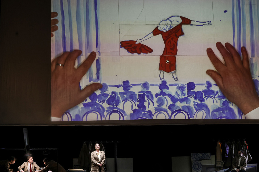 Bühnenansicht mit Sonja (u.: Hedwig Ritter) © Barbara Pálffy / Volksoper Wien