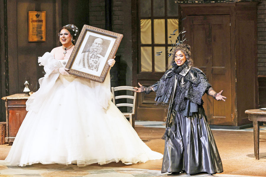 Ryta Tale (Ida), Jaye Simmons (Adele) © Barbara Pálffy/Volksoper Wien Ryta Tale (Ida), Jaye Simmons (Adele) © Barbara Pálffy/Volksoper Wien