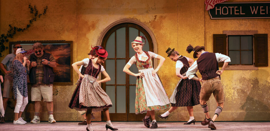 Annette Dasch (Josepha Vogelhuber, Wirtin), Ensemble © Barbara Pálffy/Volksoper Wien