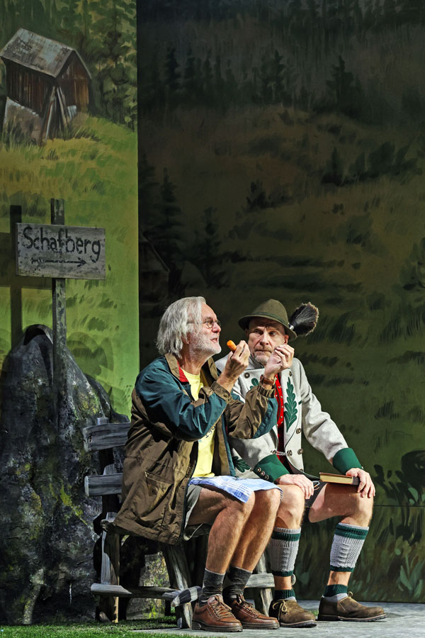  Harald Schmidt (Prof. Dr. Hinzelmann), Götz Schubert (Wilhelm Giesecke) © Barbara Pálffy/Volksoper 