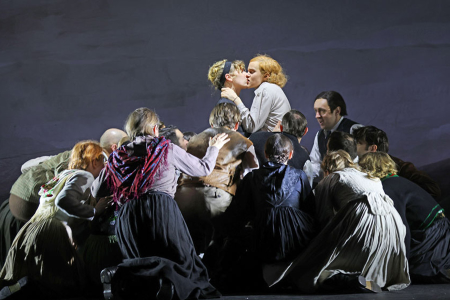 Johanna Mahaffy (Sara), Katharina Klar (Fanni), Ensemble © Moritz Schell