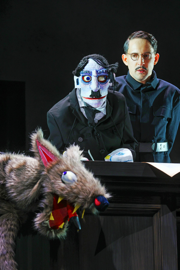Nikolaus Habjan (Adolf Hitler, Blondi) © Moritz Schell