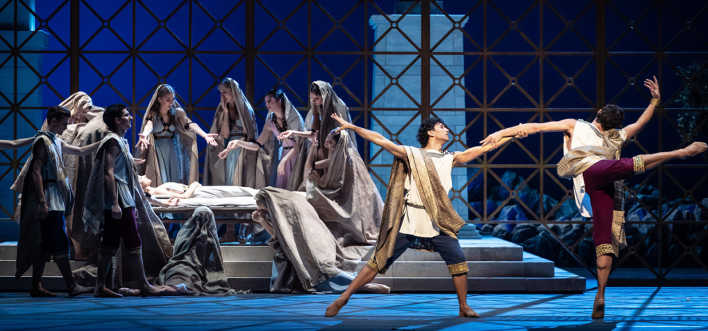 Liegend: Madison Young, Ensemble, Solistisch: Victor Caixeta, Rinaldo Venuti © Ashley Taylor