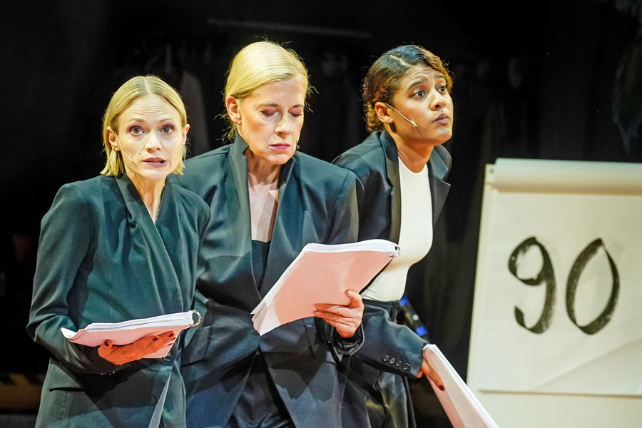 Die Tauben: Mavie Hörbiger, Caroline Peters, Azaria Dowuona-Hammond © Arno Declair Die Tauben: Mavie Hörbiger, Caroline Peters, Azaria Dowuona-Hammond © Arno Declair